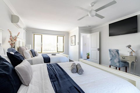 Hamptons Waterfront Getaway - Accommodation Burleigh 2