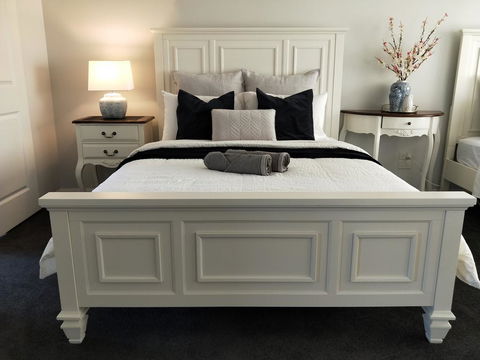 Hamptons Waterfront Getaway - Accommodation Burleigh 3