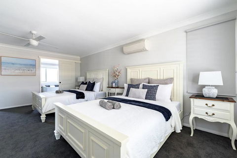 Hamptons Waterfront Getaway - Accommodation Burleigh 1