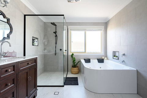 Hamptons Waterfront Getaway - Accommodation Burleigh 0