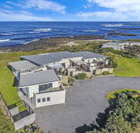 HEARN'S BEACHSIDE VILLA 1 - Accommodation Burleigh