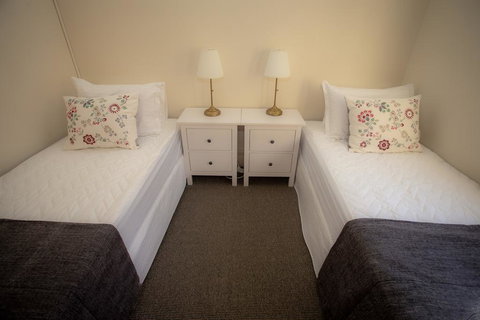 Helensburgh Hotel - Accommodation Burleigh 2