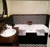 Henrietta's Country House - Accommodation Burleigh