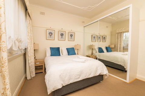 Hillside Cottage  Comfy, Spacious, Walk To CBD & Stannies - Accommodation Burleigh 3