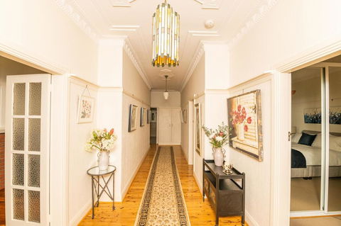 Hillside Cottage  Comfy, Spacious, Walk To CBD & Stannies - Accommodation Burleigh 0