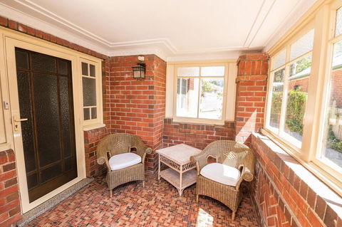 Hillside Cottage  Comfy, Spacious, Walk To CBD & Stannies - Accommodation Burleigh 2