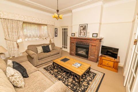 Hillside Cottage  Comfy, Spacious, Walk To CBD & Stannies - Accommodation Burleigh 1
