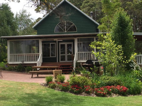 Hillview Chalet - Accommodation Burleigh 0