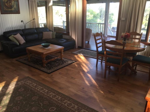 Hillview Chalet - Accommodation Burleigh 3