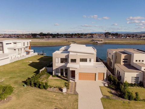 HomePlus - Luxury Living In Sanctuary Cove - Accommodation Burleigh 1