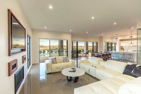 HomePlus - Luxury Living In Sanctuary Cove - Accommodation Burleigh 2