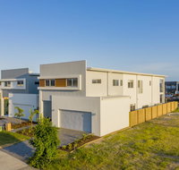 HomePlus -Fabulous Waterfront Dream Holiday House - Accommodation Burleigh