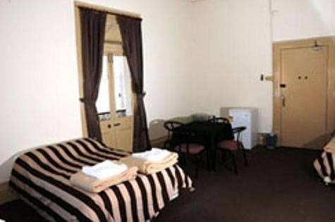 Hotel Metropolitan - Accommodation Burleigh 2