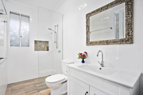 Jetty Splendour Guest Bedroom With Bathroom En-suite B'nB - Accommodation Burleigh 3