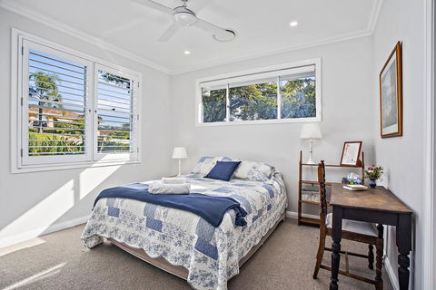 Jetty Splendour Guest Bedroom With Bathroom En-suite B'nB - Accommodation Burleigh 0