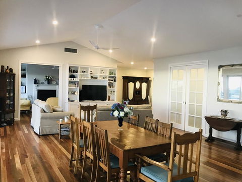 Jetty Splendour Guest Bedroom With Bathroom En-suite B'nB - Accommodation Burleigh 2