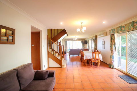 Kingfisher LakeHouse - Accommodation Burleigh 3