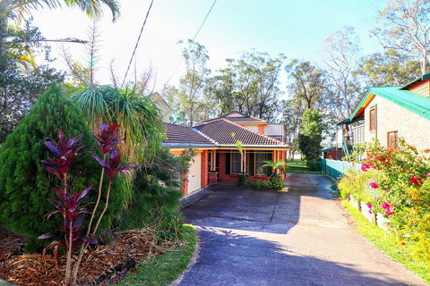 Kingfisher LakeHouse - Accommodation Burleigh 1