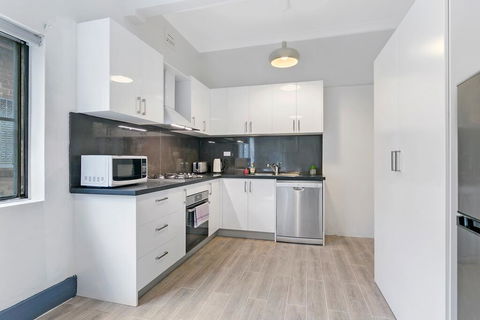 KOZYGURU ARNCLIFFE SYDNEY AIRPORT RENOVATED COTTAGE 3 BED HOUSE NAR232 - Accommodation Burleigh 1