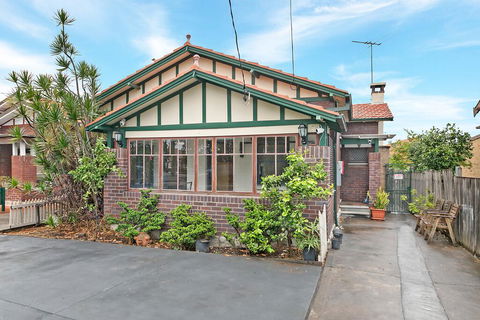 KOZYGURU ARNCLIFFE SYDNEY AIRPORT RENOVATED COTTAGE 3 BED HOUSE NAR232 - Accommodation Burleigh 3