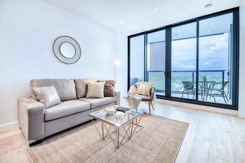 KOZYGURU FORTITUDE VALLEY HIGH LEVEL 2 BED APT + FREE PARKING QFV179-2612 - Accommodation Burleigh 0
