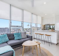 KOZYGURU NEWSTEAD DESIGNER 2 BED APT FREE PARKING POOL  GYM QNE088 - Accommodation Burleigh