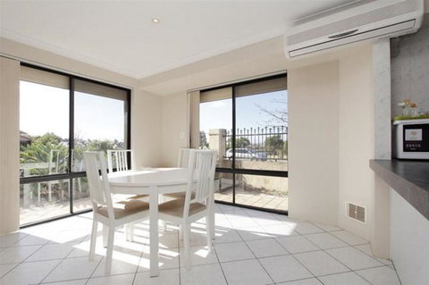 Lakeside Fun House Near The Swan Valley - Accommodation Burleigh 0