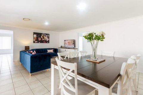 Large Executive And Family Home - Flinders View - Accommodation Burleigh 0