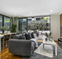 Large unit amid inner-city greenery close to CBD - Accommodation Burleigh