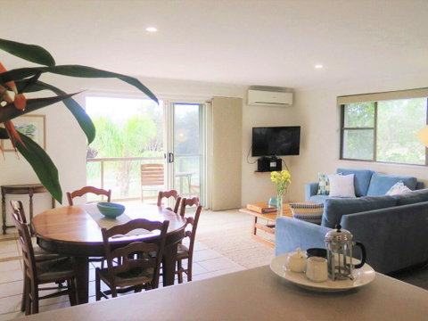Lawson Beachfront - Accommodation Burleigh 2