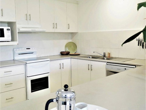 Lawson Beachfront - Accommodation Burleigh 3
