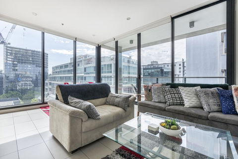 LIGHT, AIRY, SPACIOUS QUEENS ROAD APARTMENT - Accommodation Burleigh 0