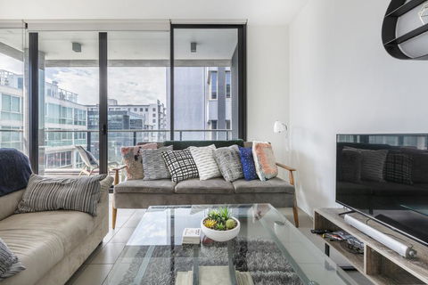 LIGHT, AIRY, SPACIOUS QUEENS ROAD APARTMENT - Accommodation Burleigh 2