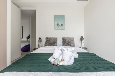 LIGHT, AIRY, SPACIOUS QUEENS ROAD APARTMENT - Accommodation Burleigh 3