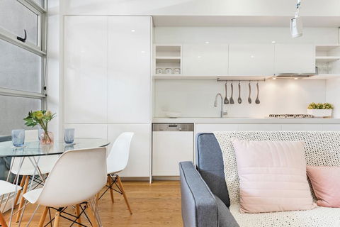 Light-Filled Beachside Apartment In Trendy Area - Accommodation Burleigh 3