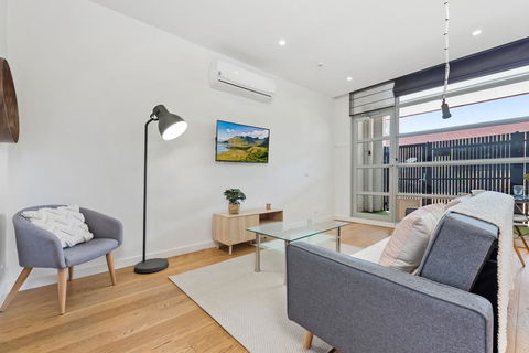Light-Filled Beachside Apartment In Trendy Area - Accommodation Burleigh 1