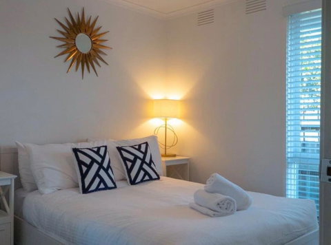 Luxurious Hampton Style 3 Bedroom House - Accommodation Burleigh 3