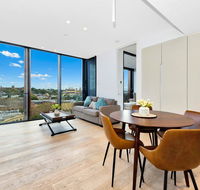 Luxury and Right next to the Central station  Shopping Center - Accommodation Burleigh