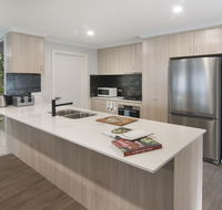 Luxury renovated home-5BR-meters from the beach - Accommodation Burleigh