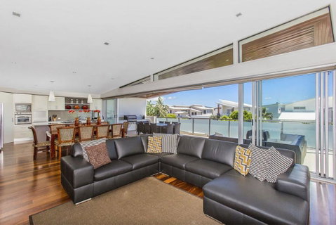Malibu Beach House @ Corporate Boardies - Accommodation Burleigh 2