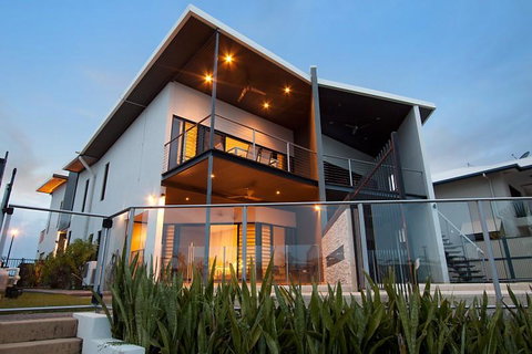 Marina Views Townhouse - Accommodation Burleigh 0