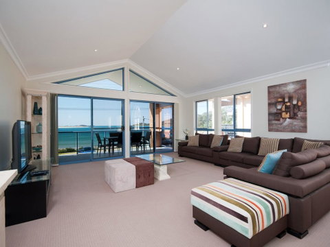 Marine Dr 2/68 - Fingal Bay - Accommodation Burleigh 3