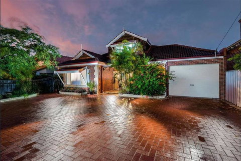 Massive Home (7 Mins To City) - Accommodation Burleigh 1