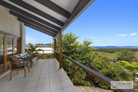 Mcauleys Beach House - Accommodation Burleigh 2