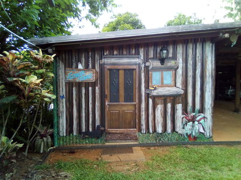 Mena Creek Flower House - Accommodation Burleigh 1
