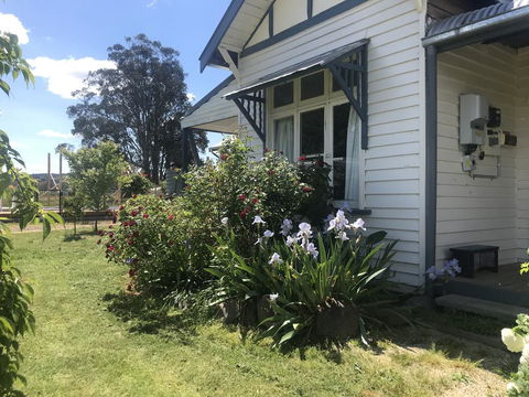 Merton Manor - Accommodation Burleigh 2