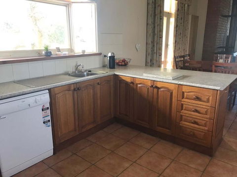 Merton Manor - Accommodation Burleigh 1