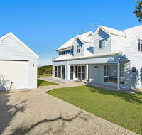 Middle Rock Beach House - Beach Front Lake Cathie - Accommodation Burleigh
