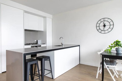 Modern 1 Bedroom Apartment With Rooftop Terrace And Spa - Accommodation Burleigh 3