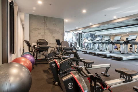MODERN 2 BEDROOMS -SOUTHERN CROSS STATION - Accommodation Burleigh 2